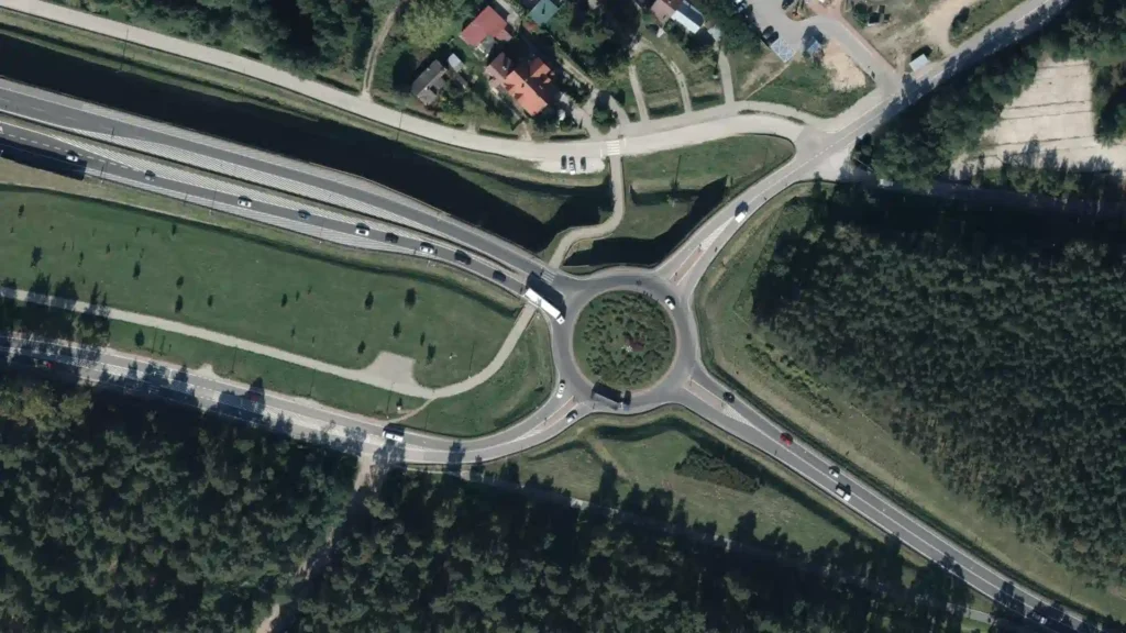 Zdjęcie lotnicze ronda i węzła drogowego w Cedzynie, łączącego drogę ekspresową S74 z drogami lokalnymi.